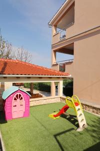 a small yard with a play house and a playground at Apartments BoBo in Kraj