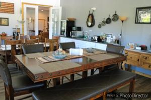 cocina y comedor con mesa de madera en Creekside Lodge and Cabins, en Mayer