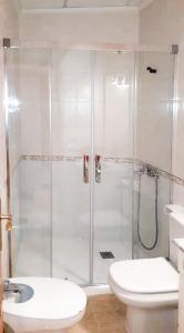 y baño con ducha, aseo y lavamanos. en Apartamento Cop City Centre by costablancarent, en Denia
