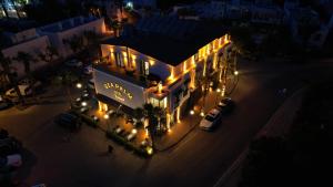 una vista aérea de un edificio con luces en una calle en Sea Palm Otel Yalıkavak, en Yalıkavak