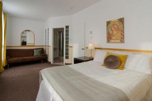 Postel nebo postele na pokoji v ubytování Hotel Dorion