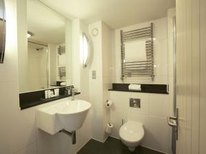 A bathroom at Salthouse Harbour Hotel 