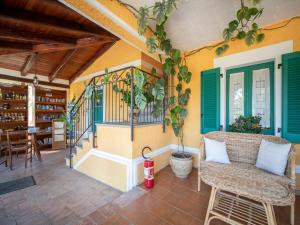 Cette maison dispose d'un balcon avec une table et des chaises. dans l'établissement Ancient holiday home in the countryside of Stilo with garden, à Guardavalle