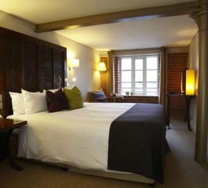 Giường trong phòng chung tại Salthouse Harbour Hotel
