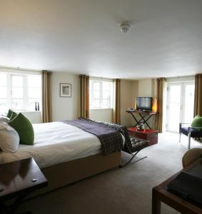 A bed or beds in a room at Salthouse Harbour Hotel 