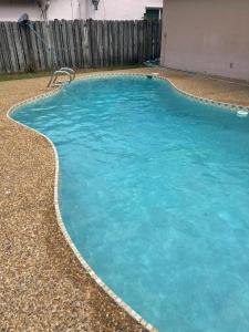 בריכת השחייה שנמצאת ב-Cozy Guest House Florida, 5801 או באזור