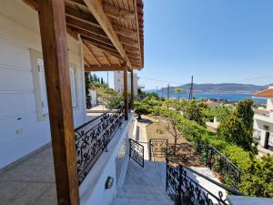 Foto dalla galleria di Villa Liana : Luxury Villa With Fantastic Sea View, Near Airport a Porto Rafti