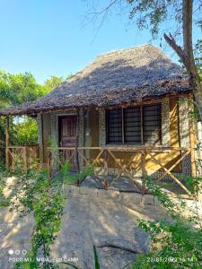 une maison ancienne avec toit de chaume dans l'établissement Mida Creek Eco Camp 1, à Mida 11 autres photos