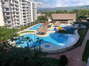 ein Bild eines Pools in einem Resort in der Unterkunft Espectacular apartamento en Condominio Peñazul con BBQ in Ricaurte