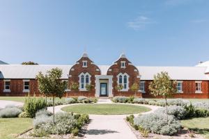 比奇沃斯The Benev - Wellness Accommodation and Spa Beechworth的前面有一条路的砖砌建筑