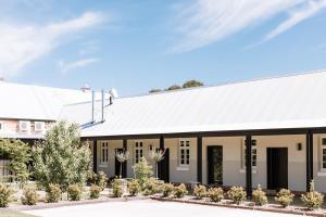 比奇沃斯The Benev - Wellness Accommodation and Spa Beechworth的白色屋顶建筑的 ⁇ 染 更多16张照片