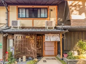京都慶有魚•清水（Kyotofish·Kiyomizu）日式庭院浴缸三室町屋近清水寺的房屋顶部有两把椅子