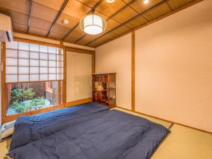 京都慶有魚•清水（Kyotofish·Kiyomizu）日式庭院浴缸三室町屋近清水寺的有窗户的房间里有一张大床