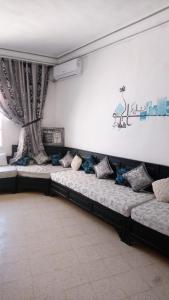 - 2 lits dans une chambre avec fenêtre dans l'établissement S 2 2km from the beach in Dar Allouche Kelibia Nabeul, à Hennchir Ksar Rhaleb