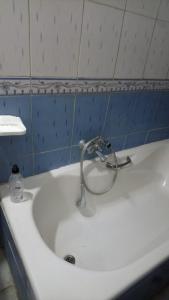 La salle de bains est pourvue d'une baignoire blanche avec un robinet. dans l'établissement S 2 2km from the beach in Dar Allouche Kelibia Nabeul, à Hennchir Ksar Rhaleb