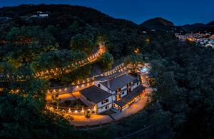 een luchtzicht op een groot gebouw met verlichting bij Villa Lara in Tortorici