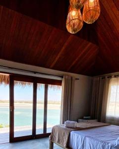 1 dormitorio con 1 cama y vistas al océano en Tatadise, en Tatajuba