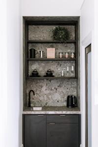 The Benev - Wellness Accommodation and Spa Beechworth的厨房或小厨房