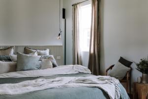 The Benev - Wellness Accommodation and Spa Beechworth客房内的一张或多张床位