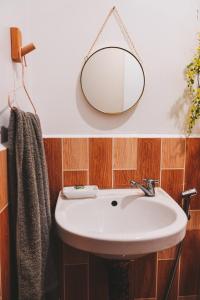 baño con lavabo y espejo en la pared en Cabinscape - Albay en Malilipot