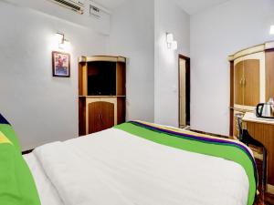 Giường trong phòng chung tại Treebo Trend Benaka Residency