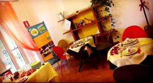 um quarto com uma mesa e cadeiras e uma mesa com comida em Room in Guest room - Spend little and enjoy Sicily em Calatabiano