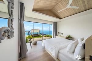 ein Schlafzimmer mit Bett und Blick auf das Meer in der Unterkunft Bay Villas Koh Phangan in Salad Beach + 37 Fotos