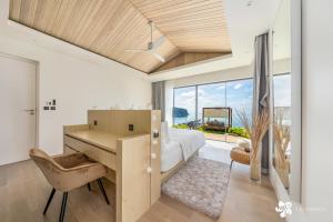 - une chambre avec un bureau et un lit dans l'établissement Bay Villas Koh Phangan, à Salad Beach
