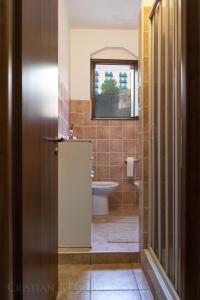 La salle de bains est pourvue de toilettes et d'une fenêtre. dans l'établissement Casa R&G Lorica, à Lorica
