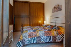 - une chambre avec un lit et une tête de lit en bois dans l'établissement Casa R&G Lorica, à Lorica