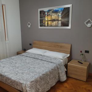 ein Schlafzimmer mit einem Bett und einem Bild an der Wand in der Unterkunft Bed and breakfast Venice Friends in Mestre