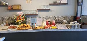 un buffet di cibo sopra un bancone di MOMIZI INN a Ba Vì