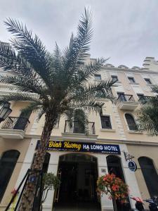 下龍灣的住宿－Khách sạn Đỉnh Hương Hạ Long，酒店前的棕榈树