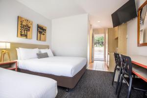 Postel nebo postele na pokoji v ubytování Burvale Hotel
