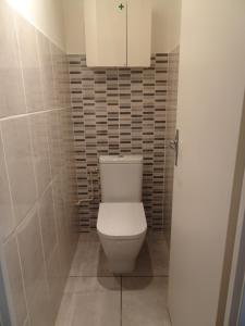 e bagno con servizi igienici e mobile sopra. di Villa catalane avec grand jardin, au calme, mer et montagne a Sorède Altre 14 foto