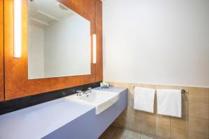 Koupelna v ubytování Burvale Hotel