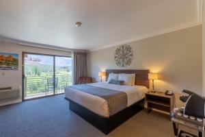 una camera d'albergo con un letto e un balcone di Cedars Resort a Sedona
