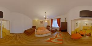トゥルダにあるPensiunea Edy Turdaのベッドとリビングルームが備わる広い客室です。