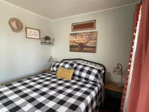 Кровать или кровати в номере Millz Manor