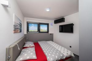 Postel nebo postele na pokoji v ubytování Jimmys Beach Privlaka - direkt am Meer, tollem Blick und beheiztem Pool