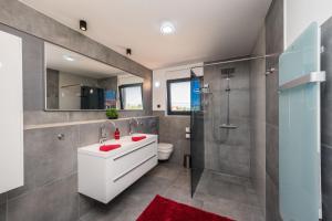 Koupelna v ubytování Jimmys Beach Privlaka - direkt am Meer, tollem Blick und beheiztem Pool