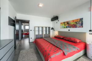 Postel nebo postele na pokoji v ubytování Jimmys Beach Privlaka - direkt am Meer, tollem Blick und beheiztem Pool + 37 fotografií