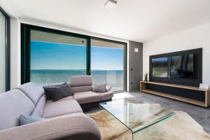 A seating area at Jimmys Beach - direkt am Meer, tollem Blick und beheiztem Pool