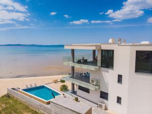 Bazén v ubytování Jimmys Beach Privlaka - direkt am Meer, tollem Blick und beheiztem Pool nebo v jeho okolí