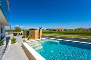 Bazén v ubytování Jimmys Beach Privlaka - direkt am Meer, tollem Blick und beheiztem Pool nebo v jeho okolí