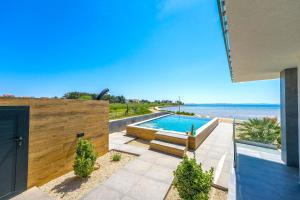 Bazén v ubytování Jimmys Beach Privlaka - direkt am Meer, tollem Blick und beheiztem Pool nebo v jeho okolí