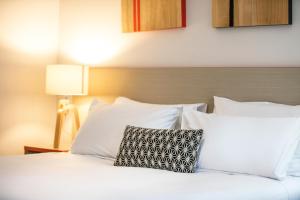 Postel nebo postele na pokoji v ubytování Burvale Hotel
