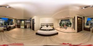 una grande camera da letto con un grande letto al centro di MOMIZI INN a Ba Vì Altre 36 foto