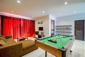 a living room with a pool table at สวีท ปาร์ตี้ หัวหิน พูลวิลล่า Sweet Party Hua-Hin Pool Villa in Hua Hin
