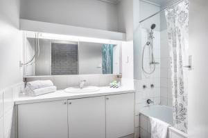 Koupelna v ubytování Burvale Hotel